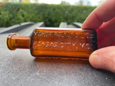 MAYOR WALNUT OIL CO. KANSAS CITY, MO. BOTELLA DE TINTE PARA CABELLO VIEJA LIMPIA NINGUNA MEJOR Foto 1 de 4