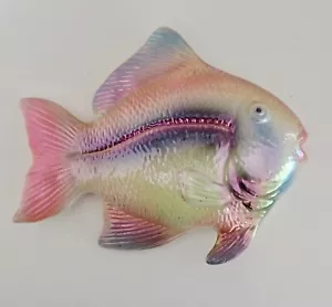 VTG "RAINBOW" FISH. IRIDESCENT CERAMIC WALL PLAQUE. 7.5" x 6". EXCELLENT COND. - Picture 1 of 6