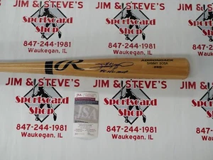 SAMMY SOSA ENGRAVED & SIGNED BLONDE RAWLINGS BAT INSCRIBED "98 NL MVP" - JSA COA - Picture 1 of 3