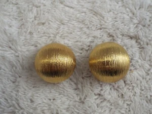 Pendientes de clip con botón cúpula dorado grabado (D40) - Imagen 1 de 3