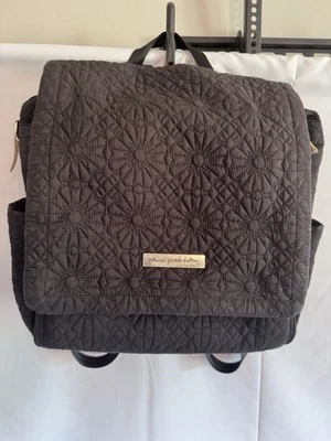 Bolsa de pañales con parte inferior de pepinillo de petunia mochila bordada almohadilla cambiadora floral negra Foto 1 de 4