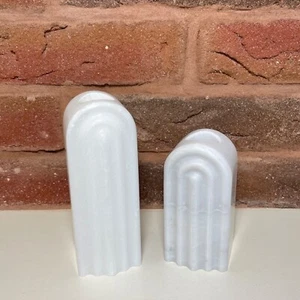 Helle bogenförmige Kerzenhalter aus Marmor, für Stabkerzen, Rillenoptik, 2er Set - Bild 1 von 3