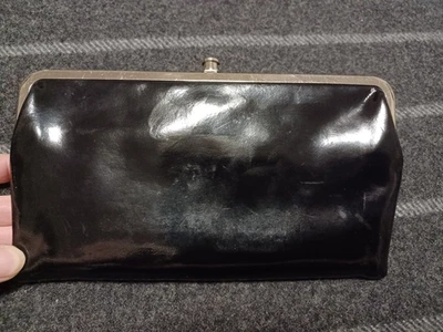 Cartera sin asas Hobo International de cuero negro brillante Lauren doble Kisslock Foto 1 de 4