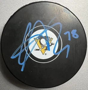 Calen Addison Autogramm Pittsburgh Penguins signed Puck - Bild 1 von 2