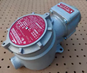 COOPER CROUSE FSQC233 M5 DEAD FRONT INTERLOCKED RECEPTACLE & SWITCH - Picture 1 of 5