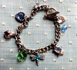 BETSEY JOHNSON CHARM BRACELET GREEN BLUE HEART CRYSTAL DRAGONFLY BUG FISH SUMMER - Picture 1 of 11