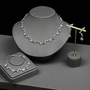 Juego de collar y pendientes nupciales de cristal de Swarovski - Imagen 1 de 3