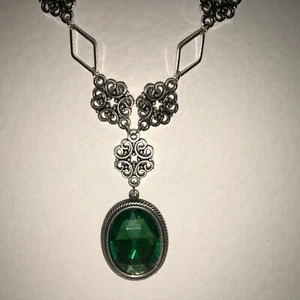 LACY FILIGREE VICTORIAN STYLE MID GREEN DARK SILVER PLATED PENDANT NECKLACE - Picture 1 of 6