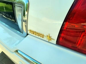 VINTAGE LINCOLN PREMIERE REPRODUCTION GOLD PLATED REAR TRUNK EMBLEM - Foto 1 di 3