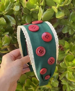 Green red button Christmas lace wide headband hair band Like Lele Sadoughi - Foto 1 di 8