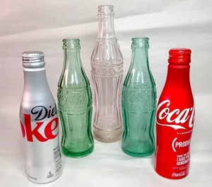 COCA-COLA: TRES BOTELLAS DE COCA COLA DE VIDRIO VINTAGE - 2 BOTELLAS DE ALUMINIO - Imagen 1 de 7