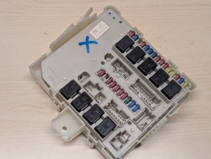 04 - 07 NISSAN TITAN PATHFINDER FRONTIER ENGINE FUSE RELAY BOX 284B67S002 OEM - Picture 1 of 9