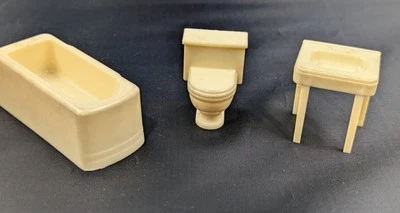 Juego de muebles de baño para casa de muñecas Marx 3 piezas fregadero bañera inodoro color crema vintage Foto 1 de 4