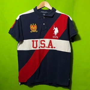 Polo grande US Assn bandiera USA grafica polo uomo blu navy rosso bianco slim fit - Foto 1 di 5