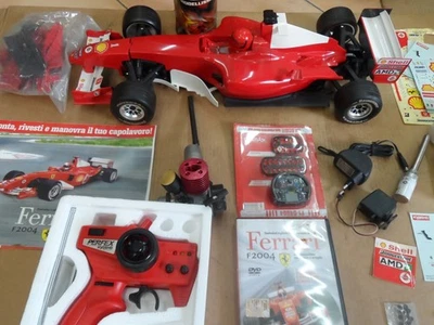 Modellino Ferrari F2004 scala da 1:8 completa di raccoglitori schede tecniche - Immagine 1 di 3