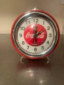 Reloj despertador retro de metal Coca-Cola alarma superior apagado estuche metálico lente de vidrio - Ex - Imagen 1 de 4