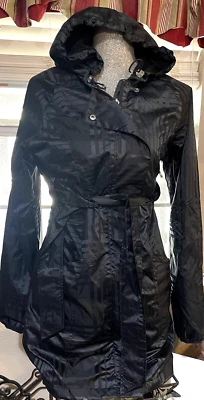 Jaqueta Oakley Stadium Windbreaker geométrica azul e preta com capuz feminina M - Imagem 1 de 4