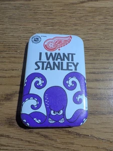 De Colección-Detroit Red Wings "I Want Stanley" Años 90 Pinback Botón Pulpo 2x2.5... - Imagen 1 de 2