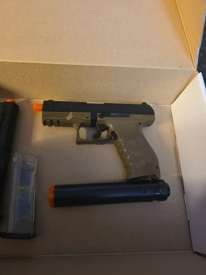 Лицензированный пружинный пистолет для страйкбола Umarex Walther PPQ с фиксирующим слайдом (цвет: желтовато-коричневый)  - Изображение 1 из 4