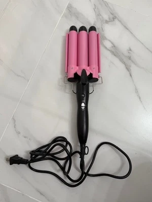 Rizador de pelo rosa de 3 barriles Trademark Beauty Babe Waves Foto 1 de 4