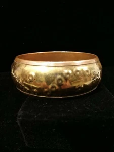 BRASS HAMMERED CIRCLES BANGLE BRACELET 1 INCH THICK SMOOTH POLISHED VINTAGE - Picture 1 of 8