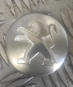 Cabochon Radmitte Alufelge - PEUGEOT - Artikelnummer: 9672558477 - HELLGRAU - Bild 1 von 2