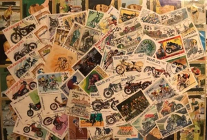 e (A127) Espositore con 100 diversi francobolli dedicati a MOTO e BICICLETTE - Picture 1 of 1