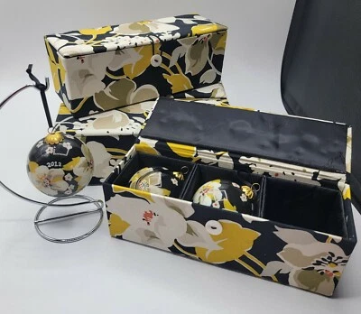 Juego de 11 adornos de flores de madera de perro Vera Bradley 2012 con cajas de recuerdo Foto 1 de 3