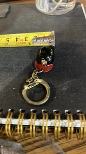 Schlüsselanhänger McDonalds Tamagotchi 1997 rot schwarz Helm Spielzeug - Bild 1 von 2