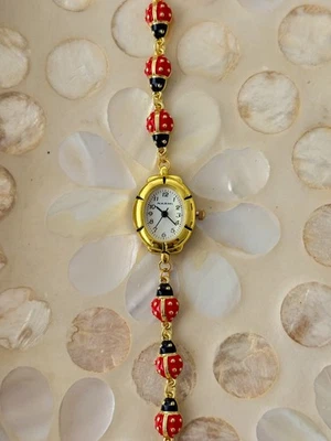 女士金色手表带精致红色瓢虫小饰品手链礼物给她 — 第 1/4 张图片