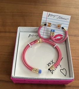 Juego de pendientes y brazaletes Betsey Johnson Back to School - Imagen 1 de 2