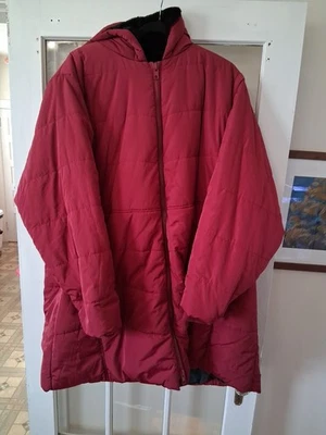 Chaqueta acolchada Torrid Fit & Flare roja profunda negra piel sintética suave 5x Quited Foto 1 de 4