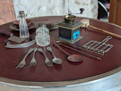 ancienne dinette, moulin a café ,maison de poupée - Photo 1/4