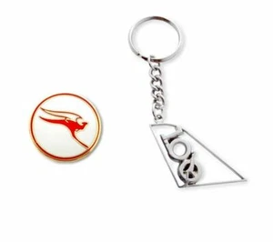 SET OF 2 QANTAS AUSTRALIA RETRO ROUND LOGO PIN & SILVER 100 YEARS CUTOUT KEYRING - Foto 1 di 1