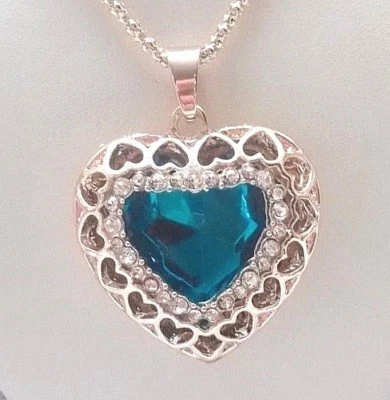 BETSEY JOHNSON BEAUTIFUL AQUA BLUE RHINESTONE & CRYSTAL HEART PENDANT NECKLACE - Image 1 of 4