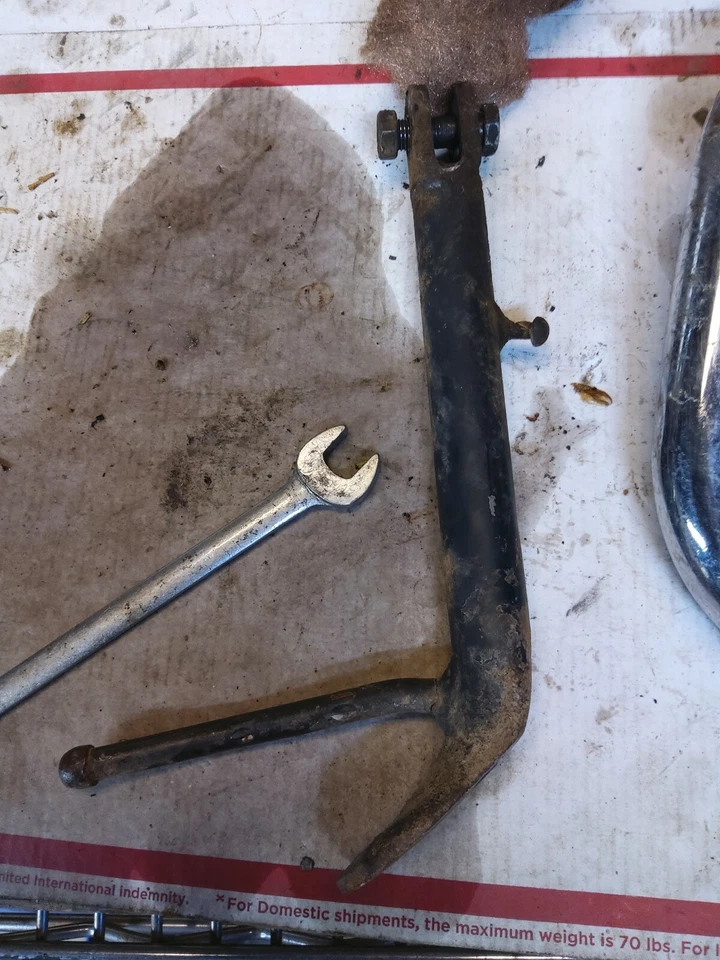 1980 suzuki gs450l. Kickstand with bolt and nut  - Imagem 1 de 1