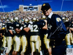 Lou Holtz Autographed Notre Dame 8x10 Pre Game Photo- Beckett W Hologram *Silver - Imagen 1 de 7