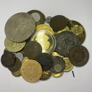 488g-MIXED TOKENS, MEDALS & COINS-UNSORTED & UNRESEARCHED COMBINE POST ONLY UK - Picture 1 of 3