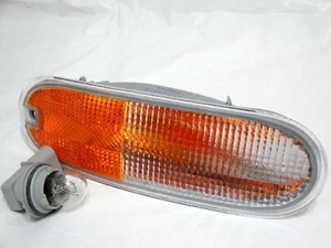 One Front Corner Signal Parking Side Marker Light Lamp For 1998-2005 Beetle R=LH - Picture 1 of 3