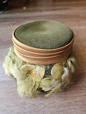 SOMBRERO PASTILLERO TERCIOPELO VERDE VINTAGE AÑOS 50 60 PLUMAS ORO SATINADO LAZOS Y ADORNOS Foto 1 de 4