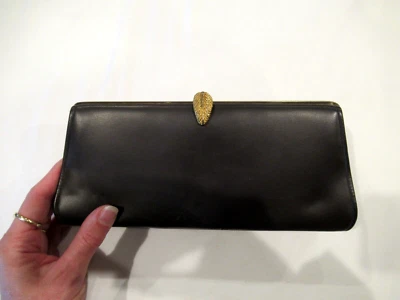 Monedero vinilo marrón oscuro con cierre en forma de hoja, 9,5 pulgadas de ancho, c. años 60 Foto 1 de 4