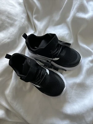 Zapatillas deportivas negras Walmart espuma viscoelástica talla 9 Athletic Works para niños y bebés Foto 1 de 3