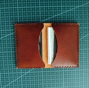 Handgefertigtes braunes Leder-Kartenetui mit Doppelfaltung - minimalistische Geldbörse im Landhausstil - Bild 1 von 11