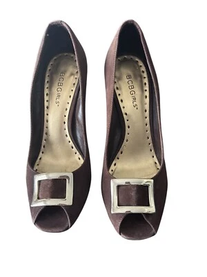 BCBG Niñas Marrón Hebilla Puntera Abierta Tacones - Talla 7.5 Foto 1 de 4