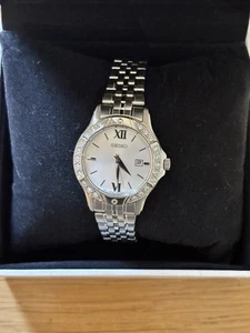 Orologio Seiko Donna Qtz Colore Argento Bracciale Data Pietra Set Lunetta 6N22-00B0 - Foto 1 di 13
