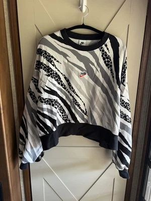 NIKE Mujer Gran Tamaño Recortado Cuello Redondo Sudadera (dv0030-100) CEBRA Mediana Foto 1 de 4