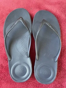 FITFLOP Iqushion Midnight Navy Flip Flops Size 4 New - Picture 1 of 2