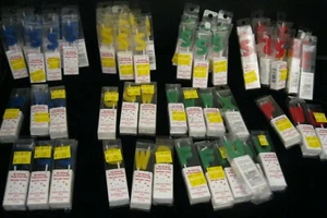 ENORME LOTE DE 59 VELAS DE CUMPLEAÑOS 2.9" DE ALTO INICIALES VERDE ROJO AZUL Y AMARILLO - Imagen 1 de 10