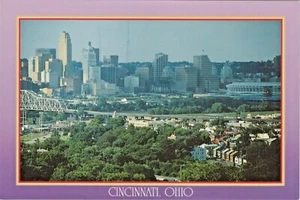 Skyline von Cincinnati, Ohio mit Riverfront Stadium von Covington, Kentucky - Bild 1 von 2