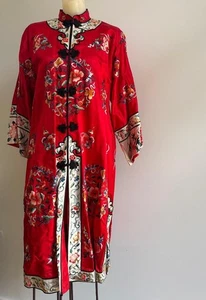 Mid Century 60er chinesischer Kimono Morgenmantel Bai Hua M Blumen bestickt rot Seide - Bild 1 von 13